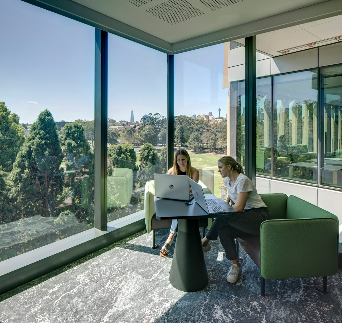 Sinh viên học tập trong khuôn viên Đại học Sydney