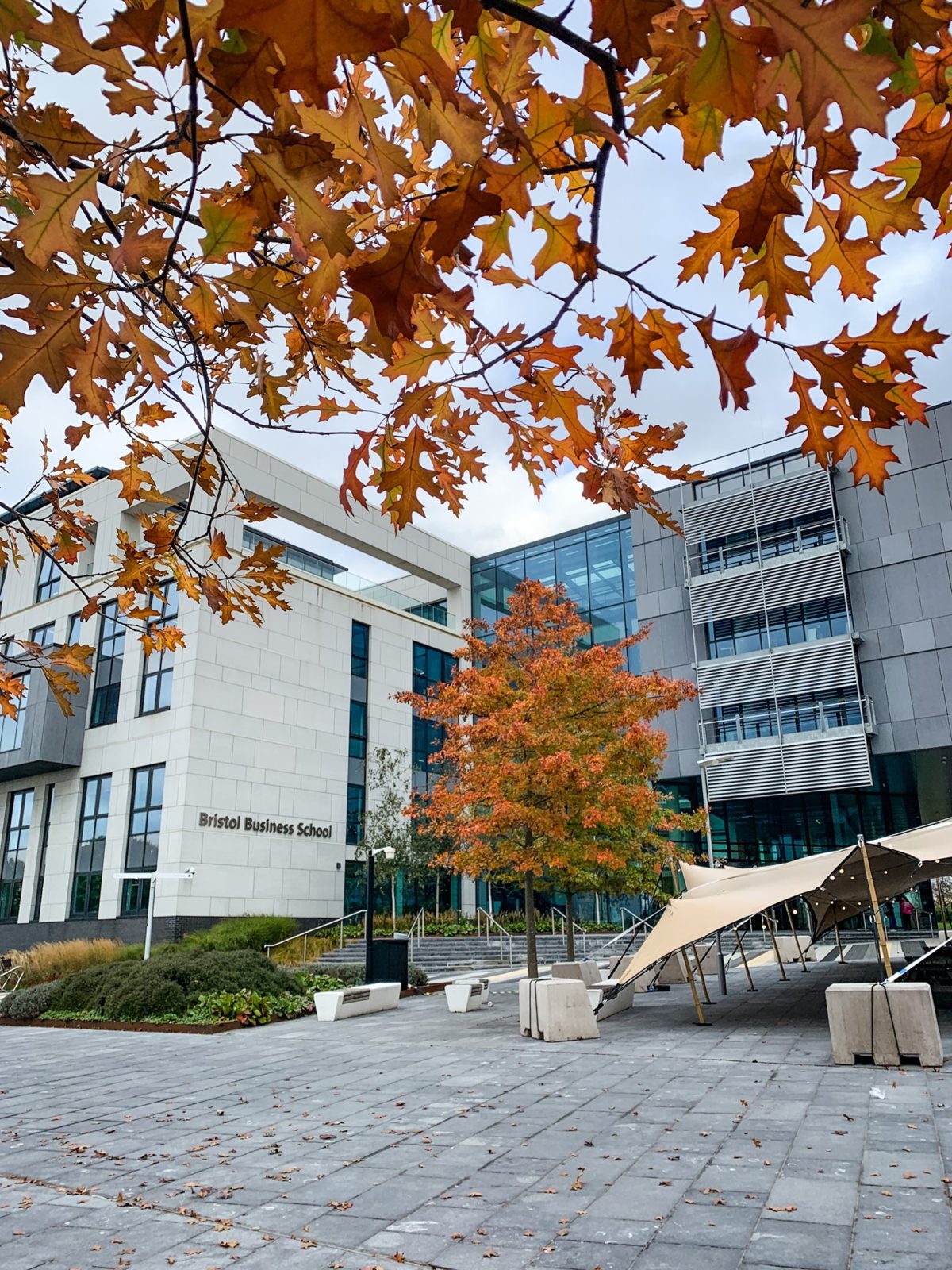 Khuôn viên Bristol Business School vào mùa thu