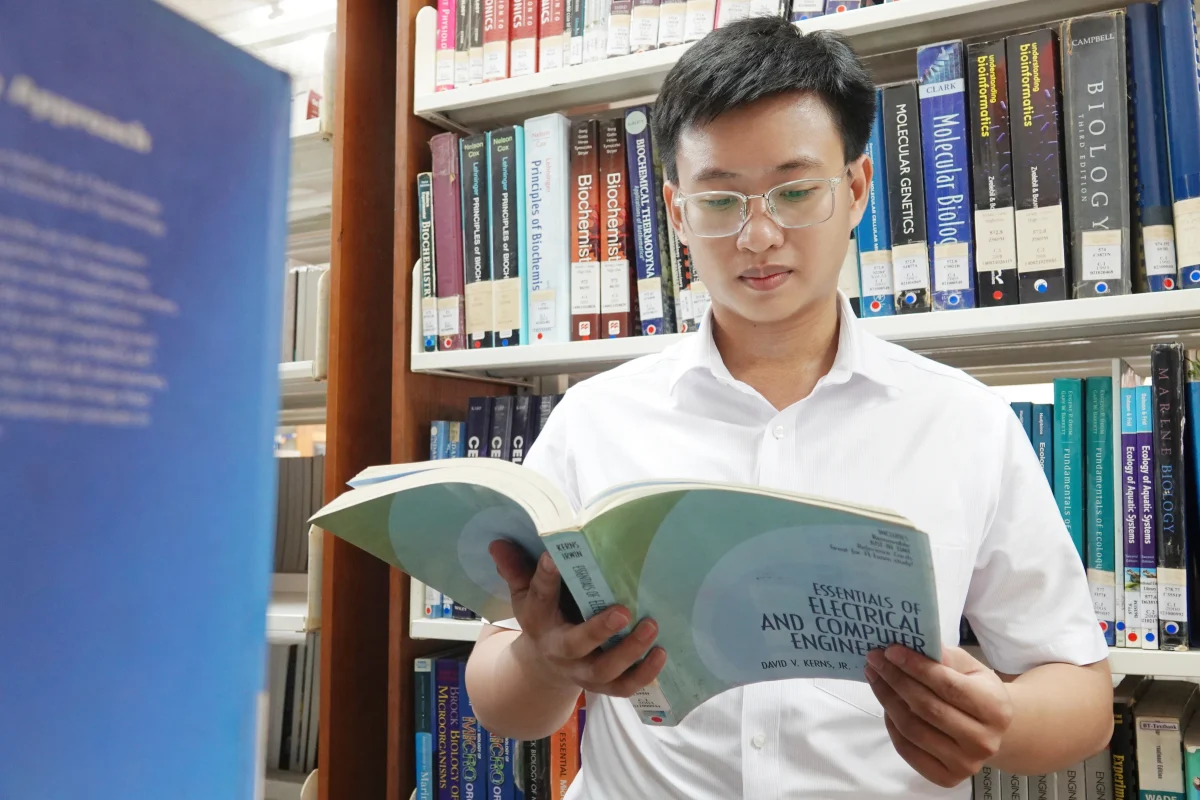 Châu An Phú đọc sách tại thư viện