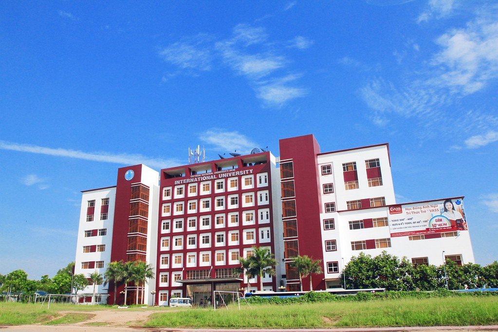 Tòa nhà Trường Đại học Quốc tế dưới bầu trời xanh